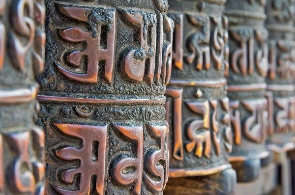 Su, Keren 아티스트의 Bronze prayer wheels carved with Buddhist scripture-Swayambhunath-Kathmandu-Nepal작품입니다.
